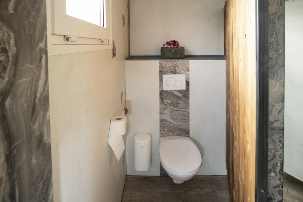 Innenansicht einer Einzelkabine des WC-Containers "Nockberge" Damen/Herren (20ft) vom Villacher Saubermacher